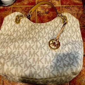 Selling a large Michael Kors shoulder bag. Used in good condition